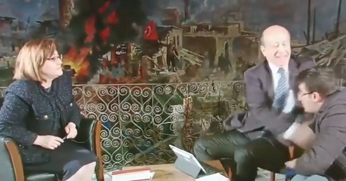 Gazeteci Muharrem Sarıkaya’dan hadsiz hareket! Kameralar önünde İHA muhabiri Ahmet Demir'e tokat attı