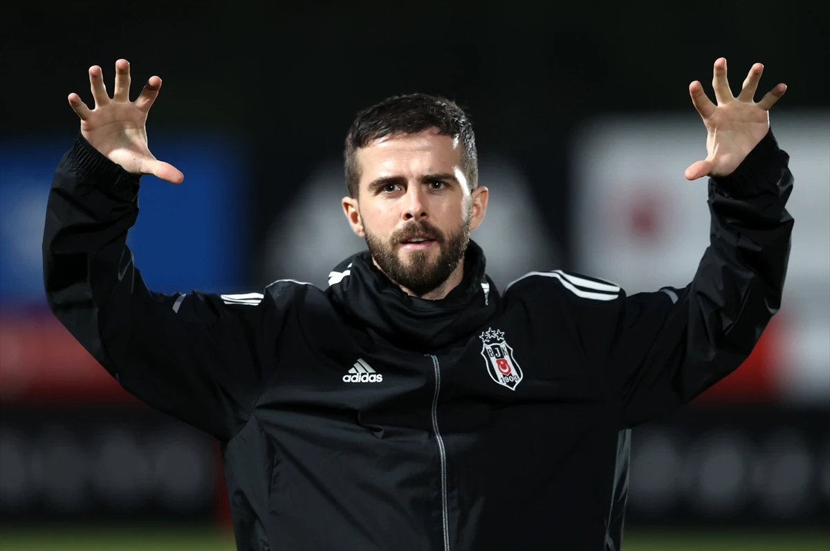 Beşiktaş’ın yıldız futbolcusu Pjanic umut aşıladı! Transfer iddialarına cevap verdi