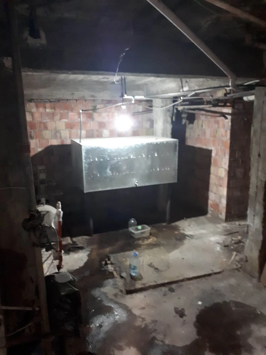 Su deposu görünümlü dolaptan bakın ne çıktı