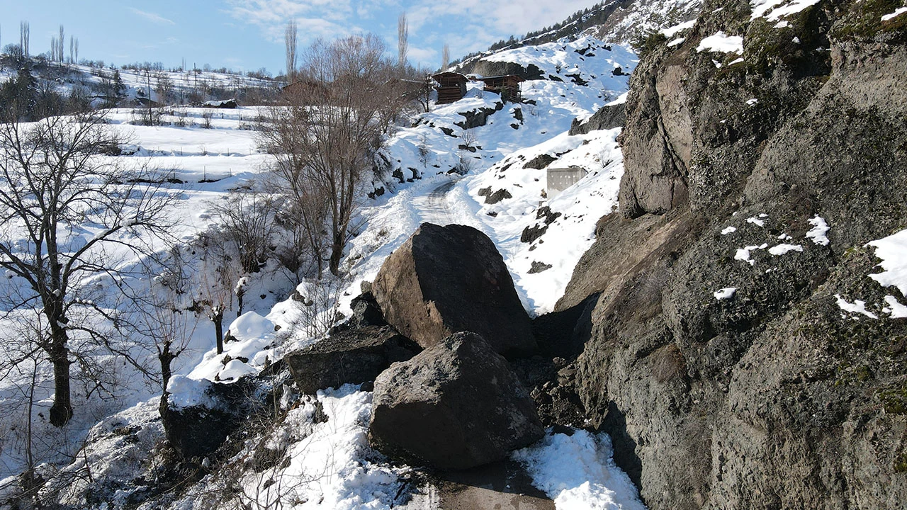 Artvin’de heyelan! Düşen dev kaya parçaları panikletti