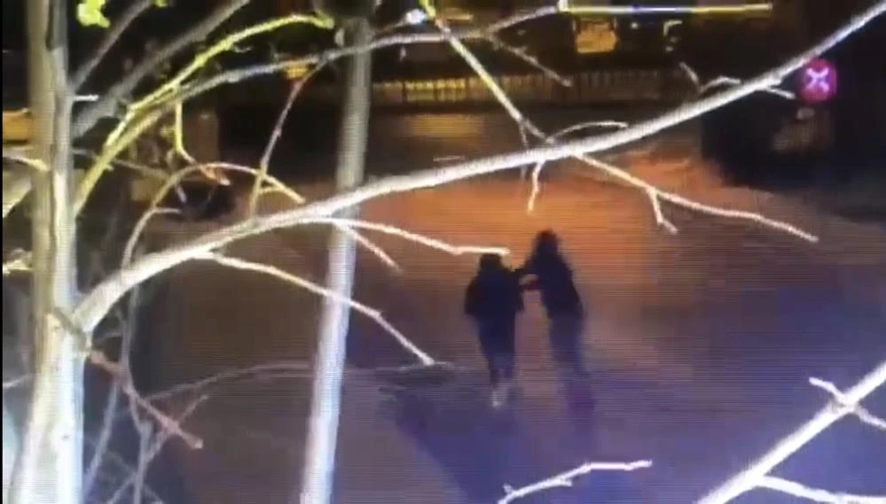 Genç kadına kapkaç kamerada: Peşinden koştu ama yakalayamadı