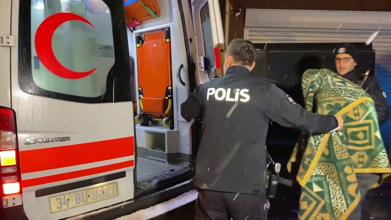 Üsküdar’da yangın! Çatıda mahsur kaldı