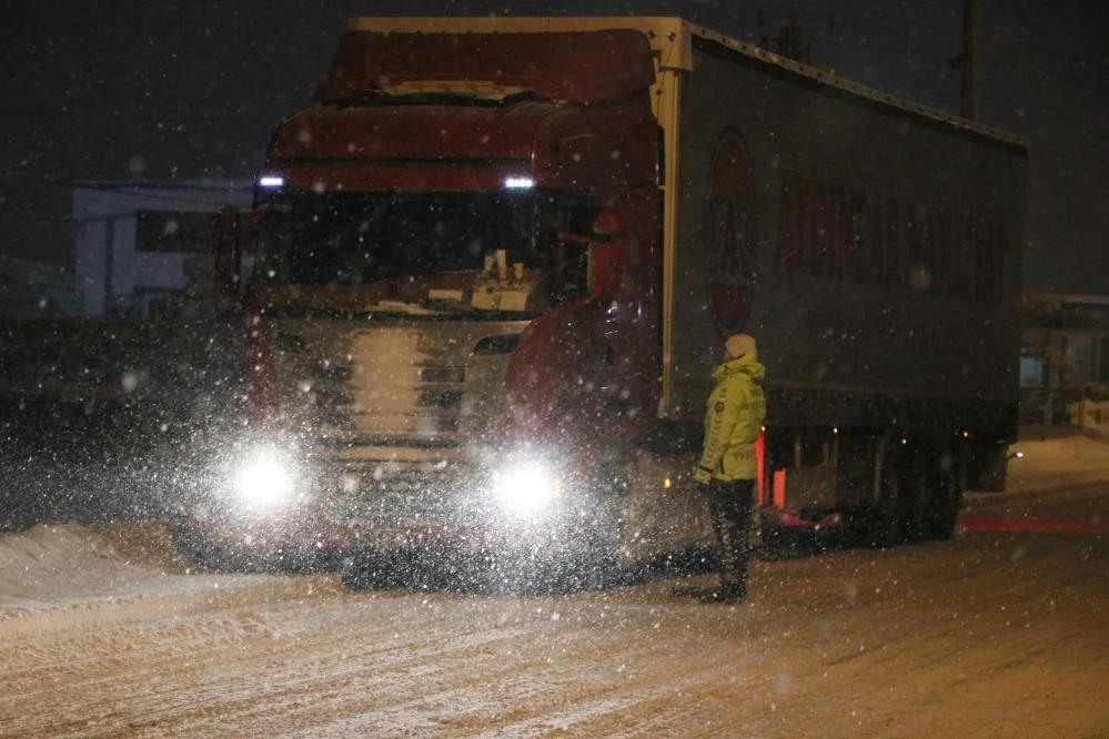 Yollarda hava muhalefeti sürüyor! Otoyollarda son durum, il il açık ve kapalı olan yollar