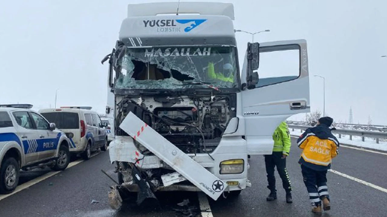 Niğde’de tır ve minibüs çarpıştı! 3 ölü 4 yaralı