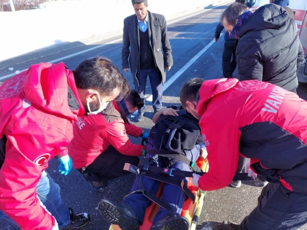 Son dakika! Van'da yolcu otobüsü devrildi: 2'si ağır, 9 yaralı