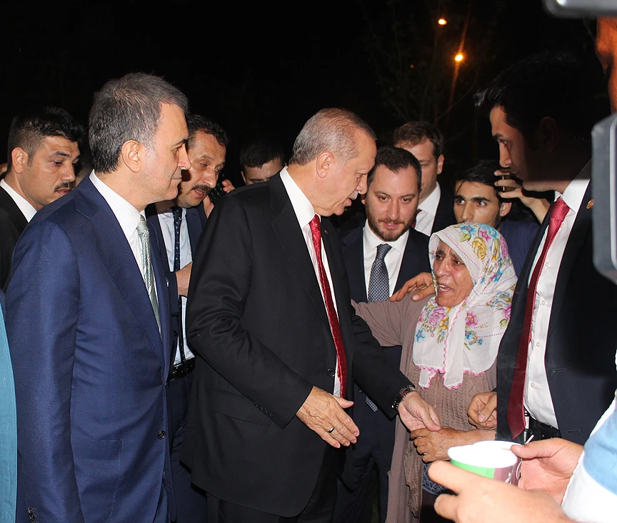 Erdoğan piknik yapan vatandaşlarla sohbet etti