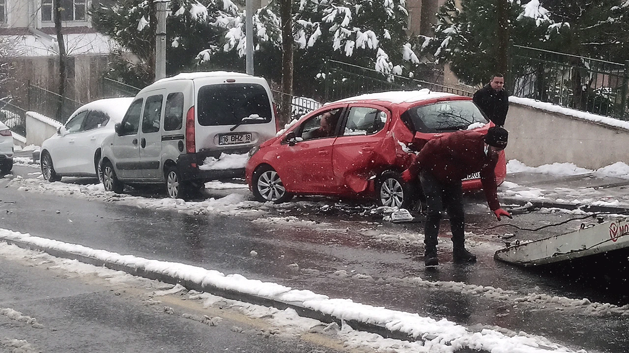 İstanbul’da kar kazası! Cip 11 araca çarptı