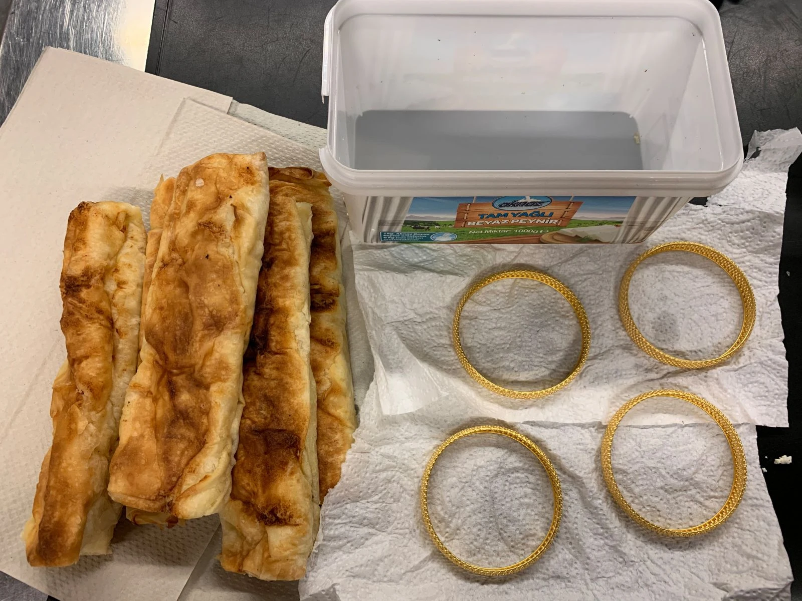 Altın bilezikler börek içinde ele geçirildi