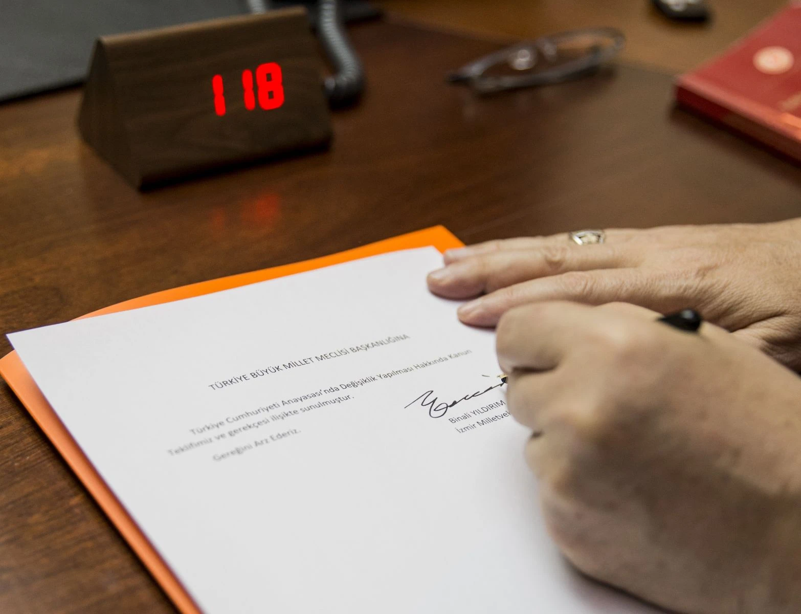 Başbakan Yıldırım'dan anayasa değişikliği teklifi imza fotoğrafı