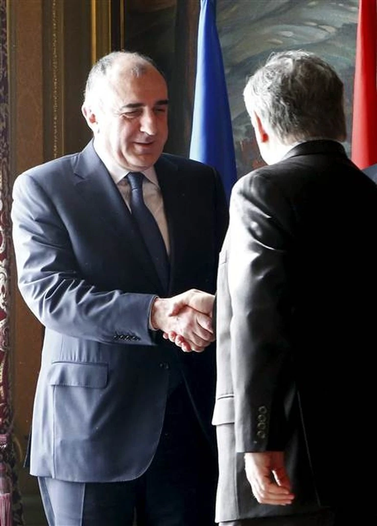 Azeri ve Ermeni Dışişleri Bakanları tokalaştı