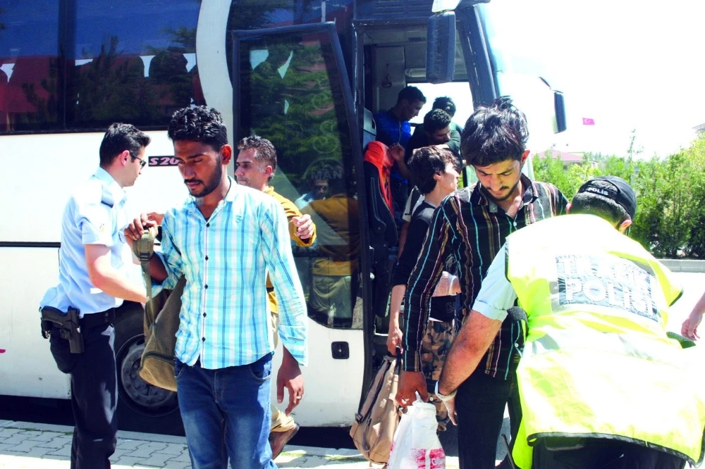 Bir otobüsten 20'si bagaj bölümünde 119 kaçak çıktı