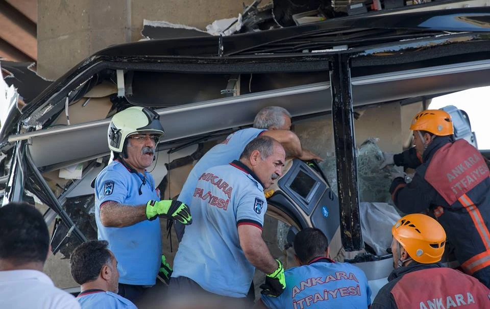 Yolcu otobüsü köprü ayağına çarptı! Ölü ve yaralılar var