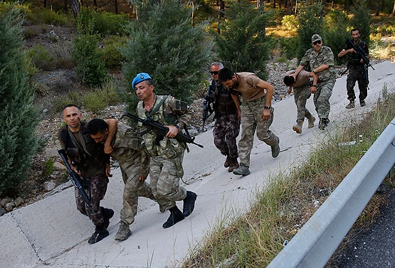 İzmir'deki darbe girişimi davası başlıyor