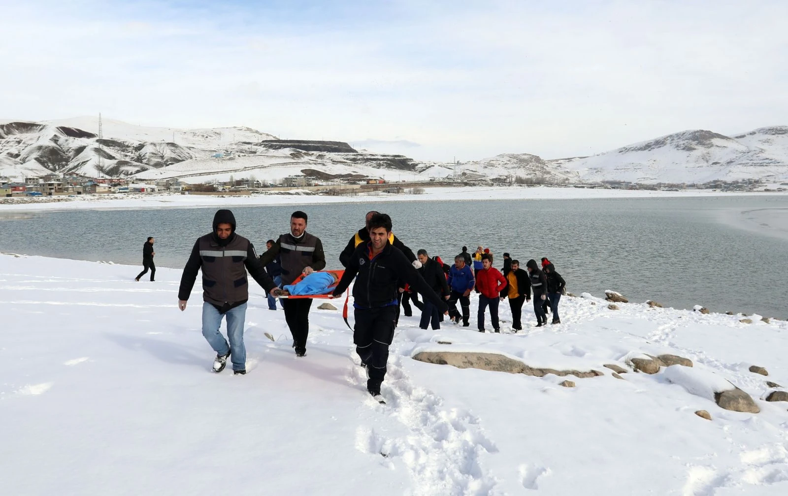 Donan gölde mahsur kalan yavru köpek için seferberlik