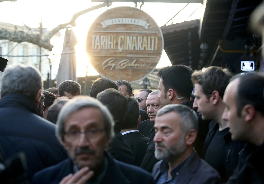Erdoğan Çınaraltı Çay Bahçesi'nde vatandaşlarla sohbet etti