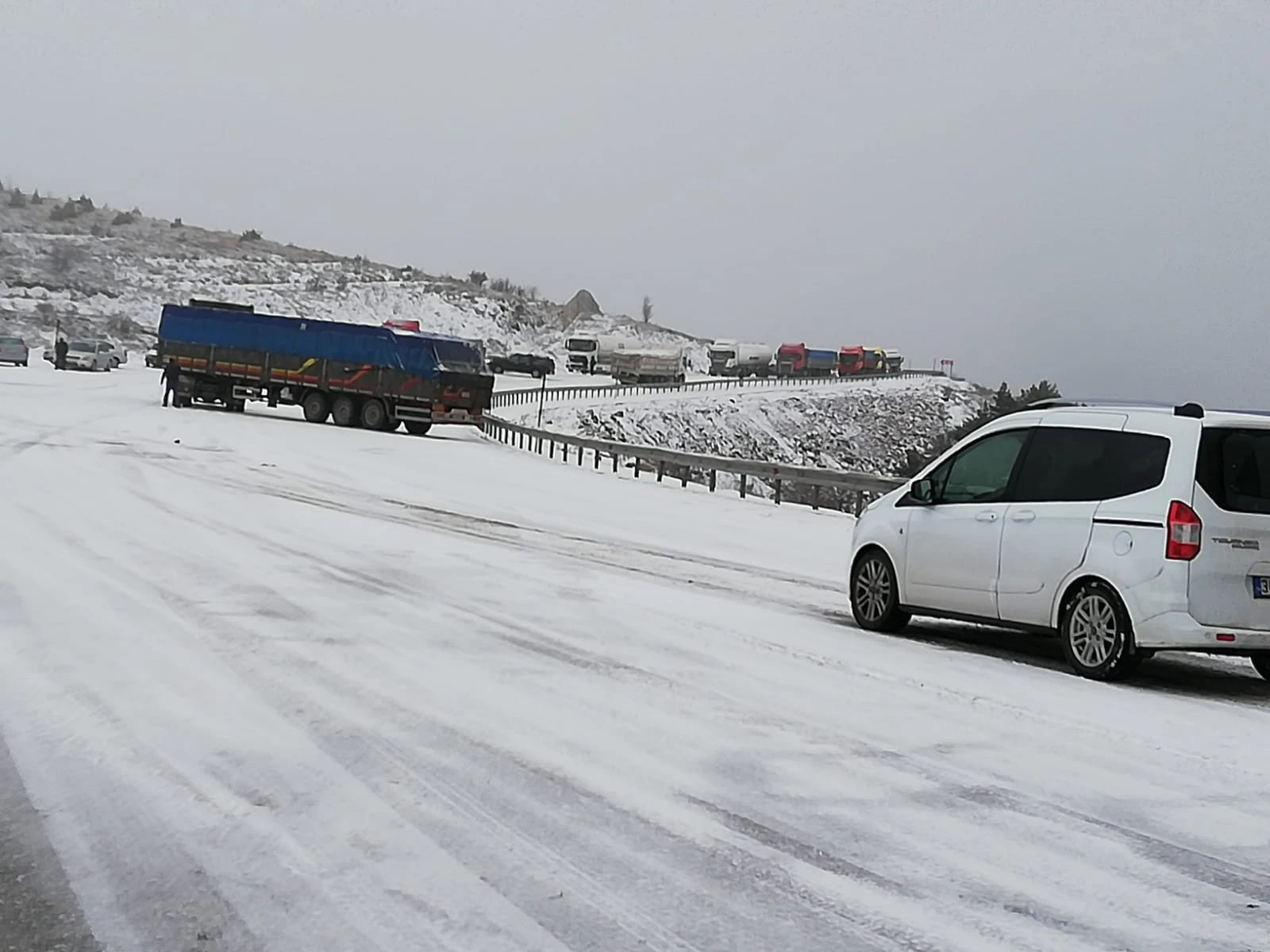 Kar yağışı ve buzlanma nedeniyle araçlar kaydı