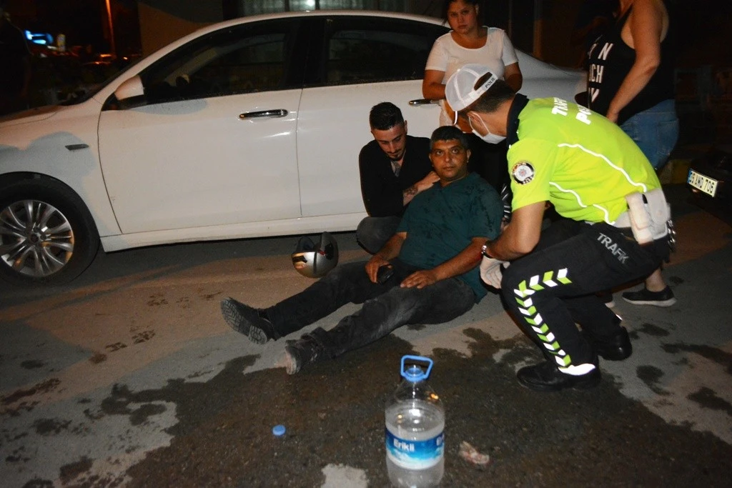 Yoldaki çukuru fark etmeyen motosiklet sürücüsü az daha ölüyordu