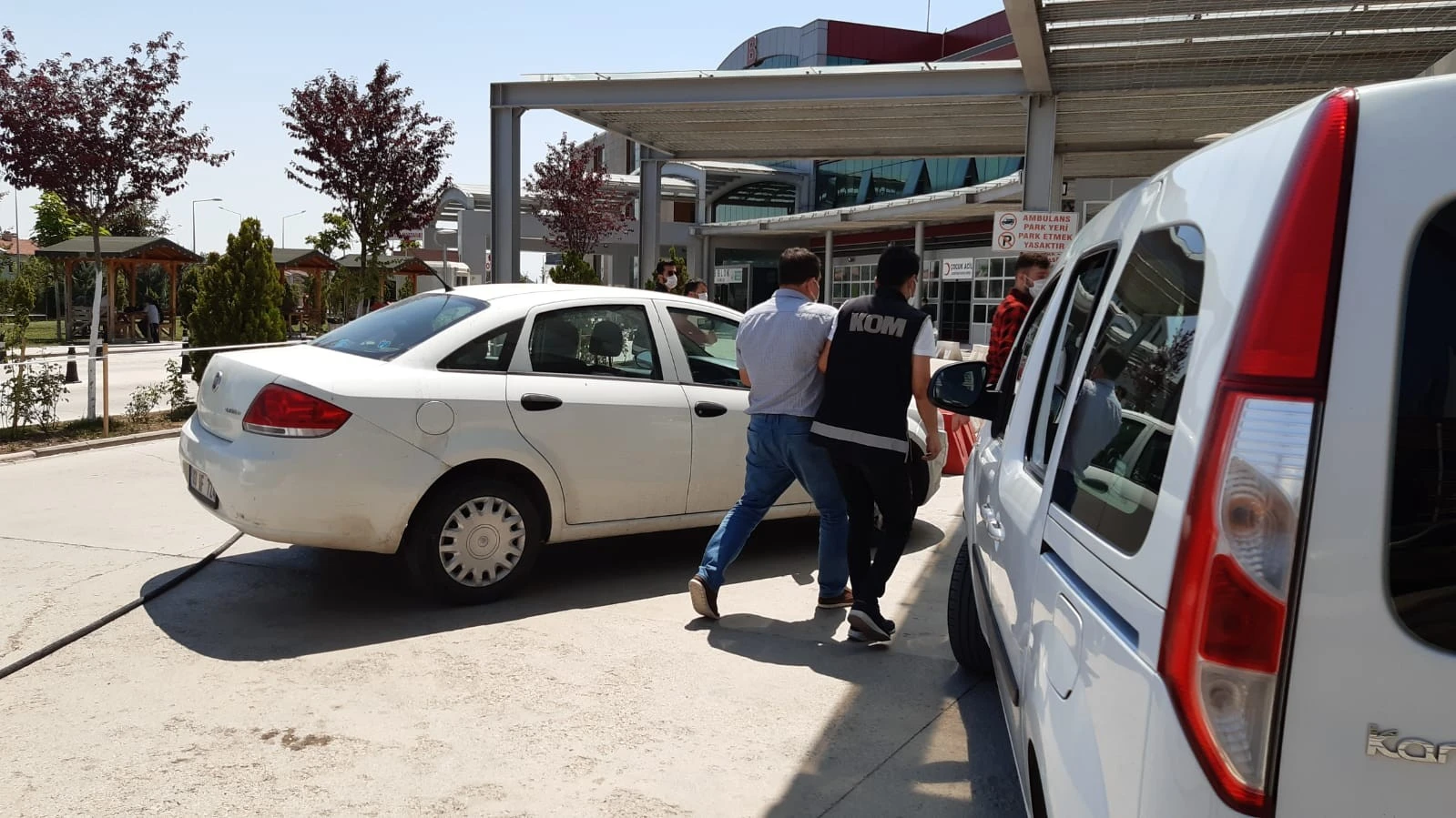 Kalpazanlar kendilerini görüntüleyen İHA kameramanına uçan tekme ile saldırdı