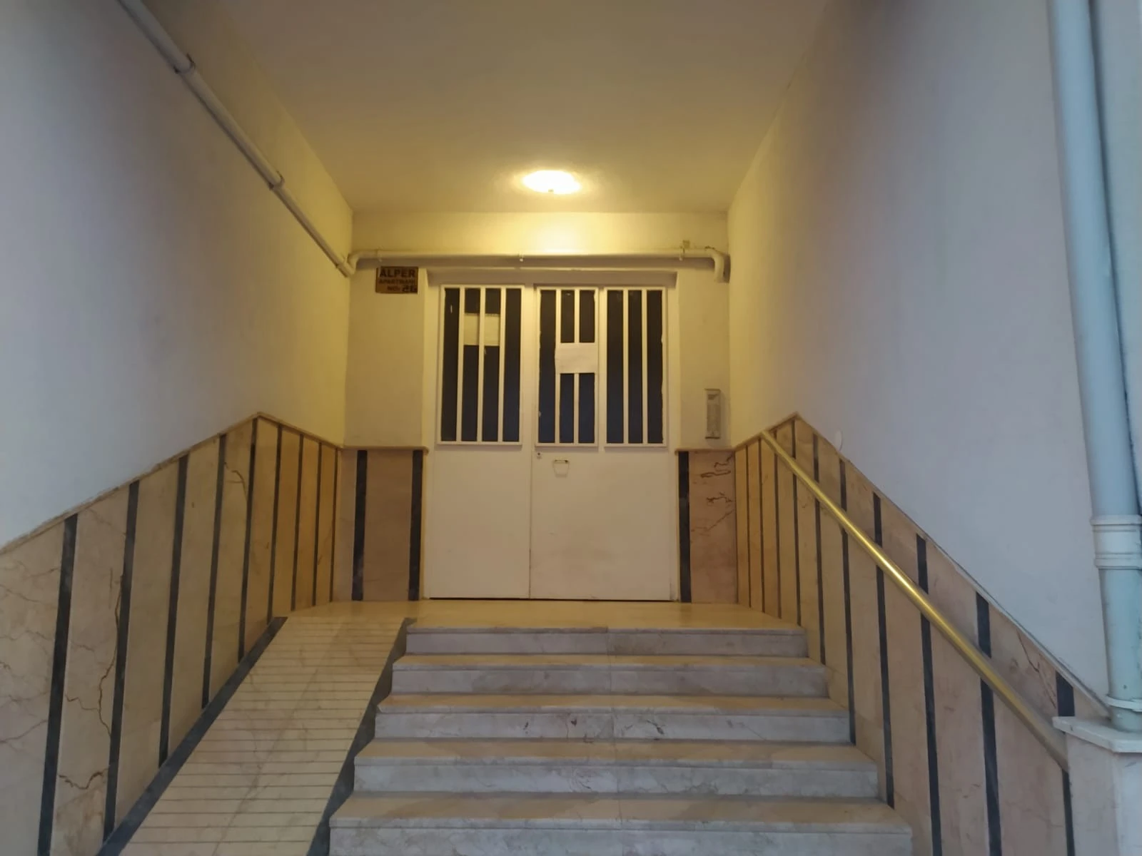 Koronavirüs görülen apartmana bu not asıldı