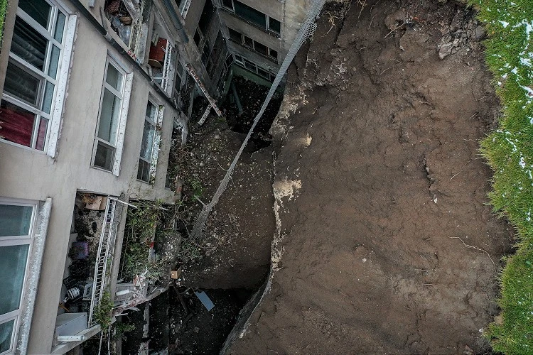 Bursa'da meydana gelen heyelan nedeniyle 7 bina boşaltıldı