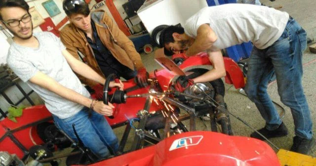 Üniversite öğrencileri çocuk karyolasından araba yaptı