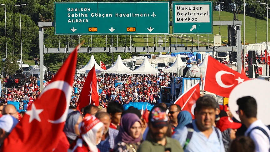 Vatandaşlar 15 Temmuz Şehitler Köprüsü'ne akın etti