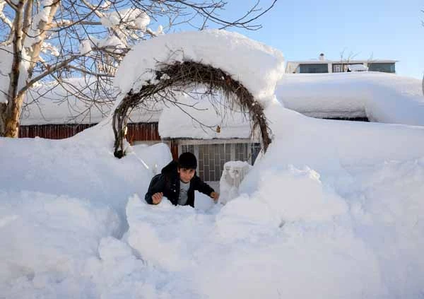 Fotoğraflar bugün Türkiye'de çekildi! Ev ve araçlar kara gömüldü