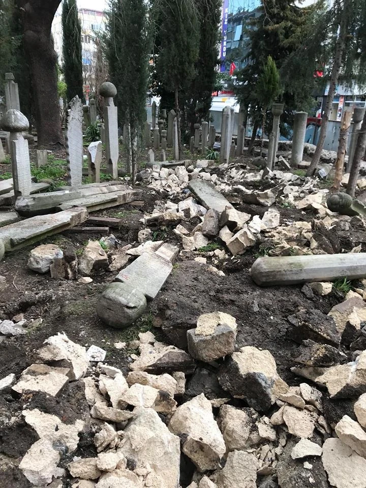 Osmanlı mezarlarını hilti ile kırdılar!