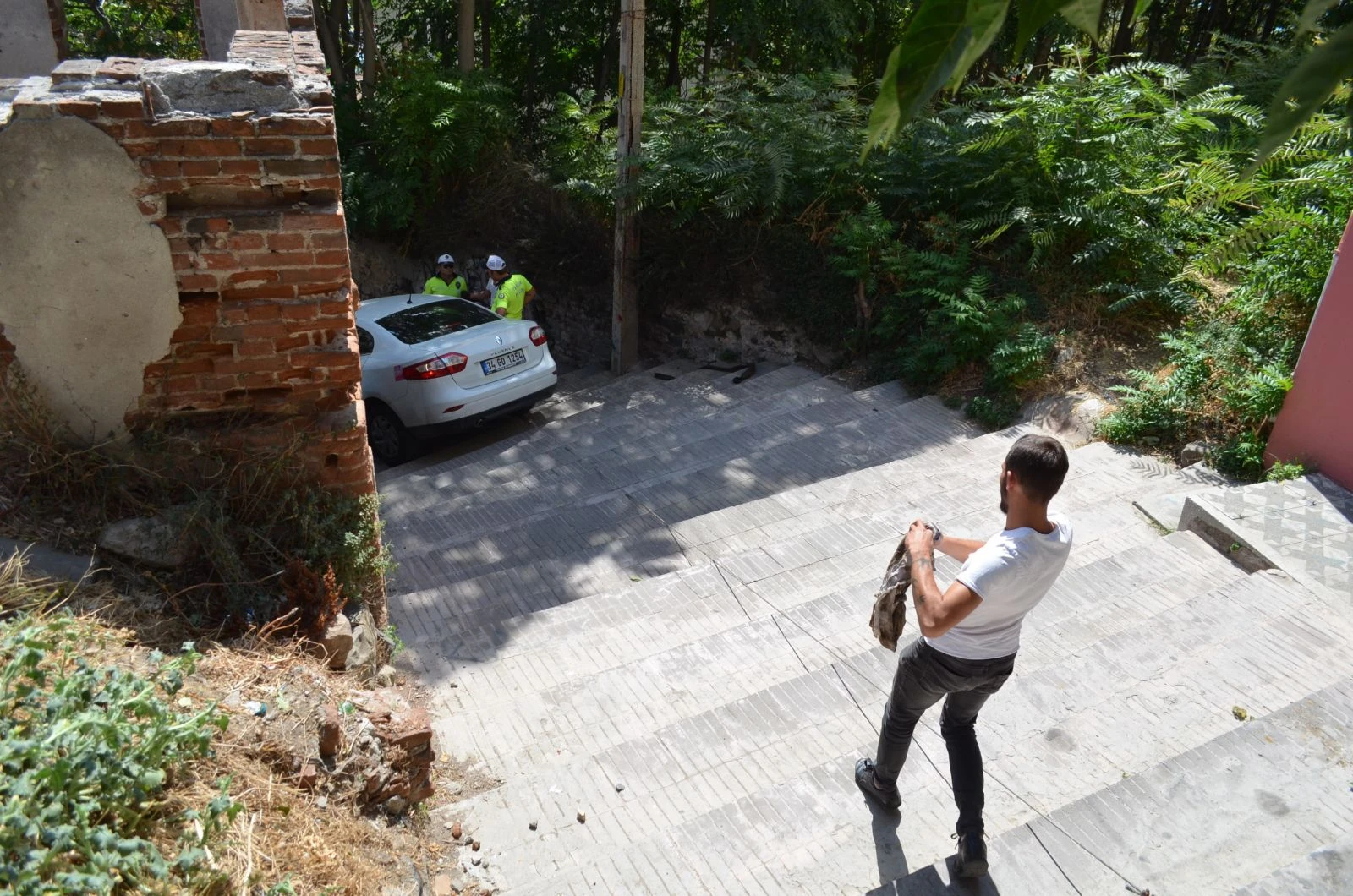 Yol sandığı merdivenlerden uçtu, saatlerce aracın üzerinde bekledi