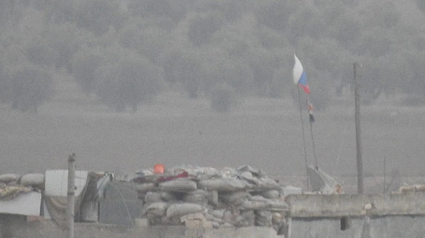 Teröristler Rus bayrakları altında böyle nöbet tutuyor...