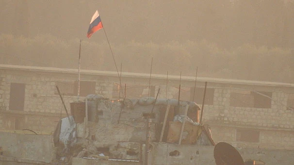 Teröristler Rus bayrakları altında böyle nöbet tutuyor...