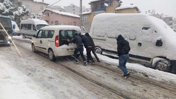 İstanbul'da kar esareti devam ediyor! Hayat felç