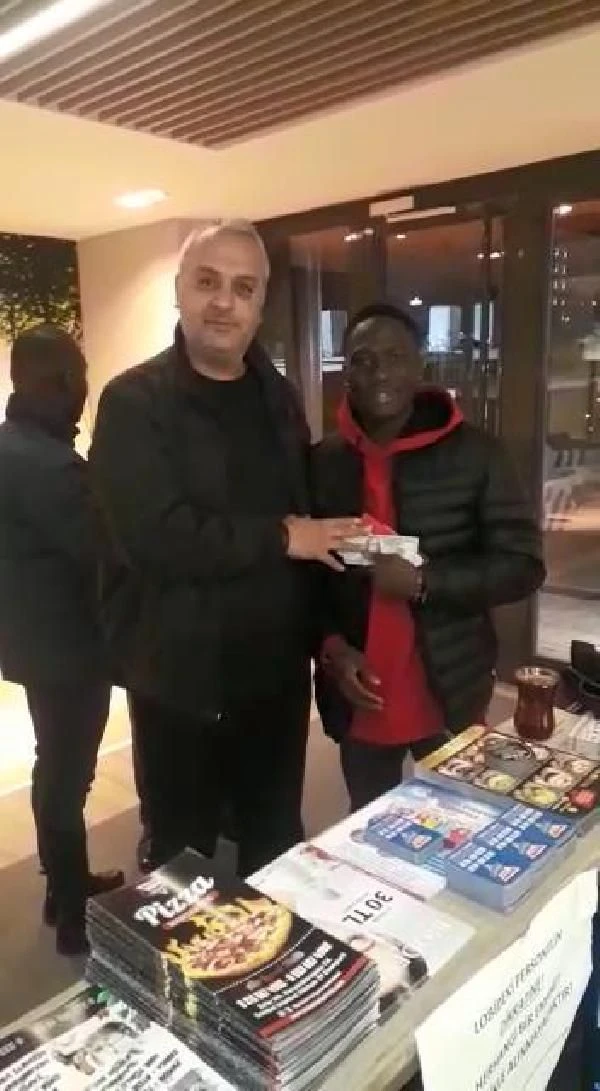 Taksici arabasında unutulan 12 bin doların sahibini bulup teslim etti