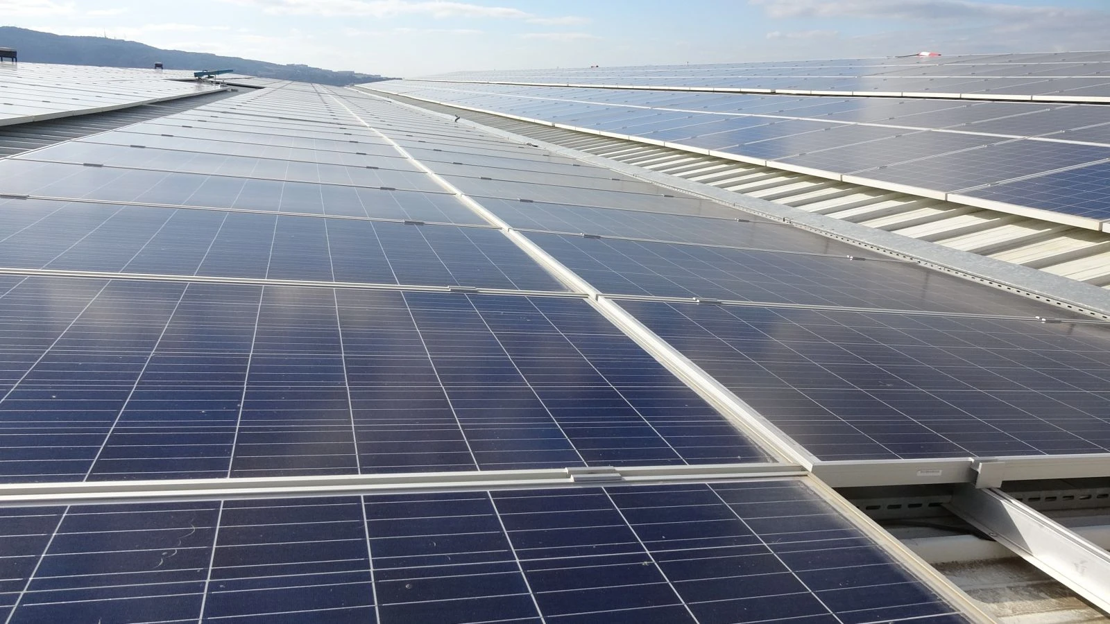 Fabrikanın çatısına kurduğu güneş enerjisiyle her ay 100 bin lira kazanıyor