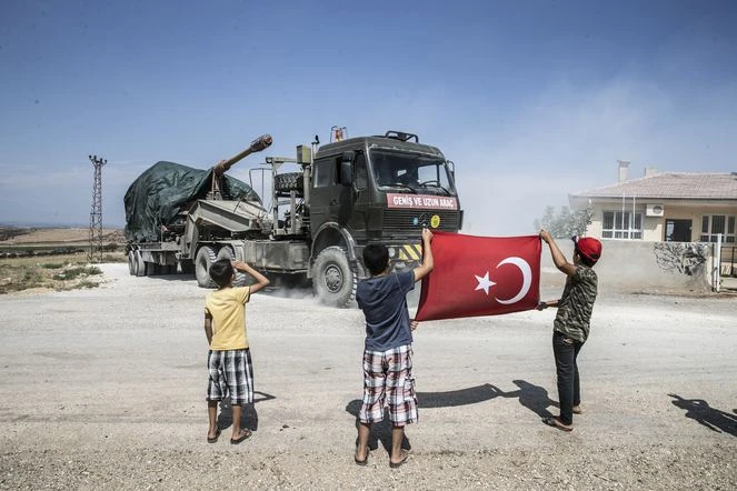 Suriye sınırına tank ve fırtına obüsü sevkiyatı sürüyor