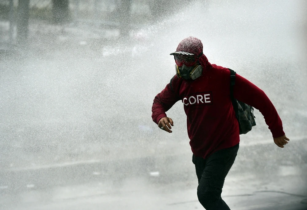 Yunanistan’ın göçmenlere yönelik sert müdahalesi sürüyor