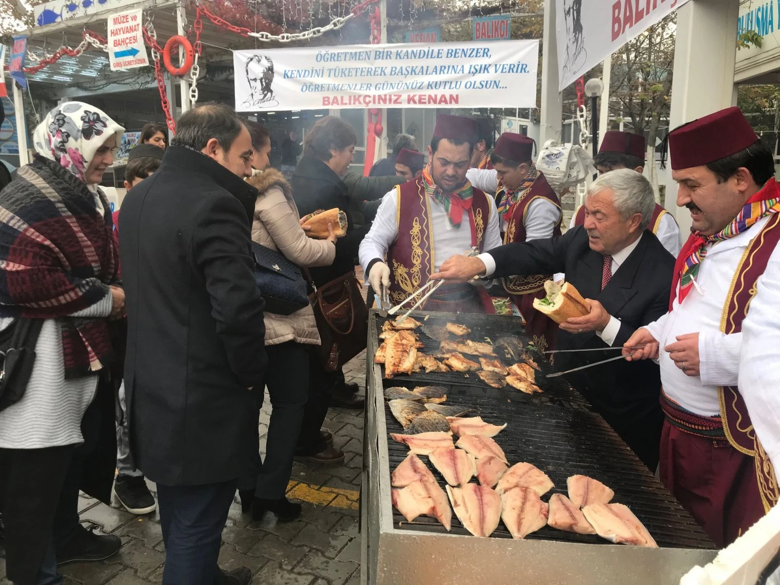 Öğretmenler balık ekmek yedi, halay çekti