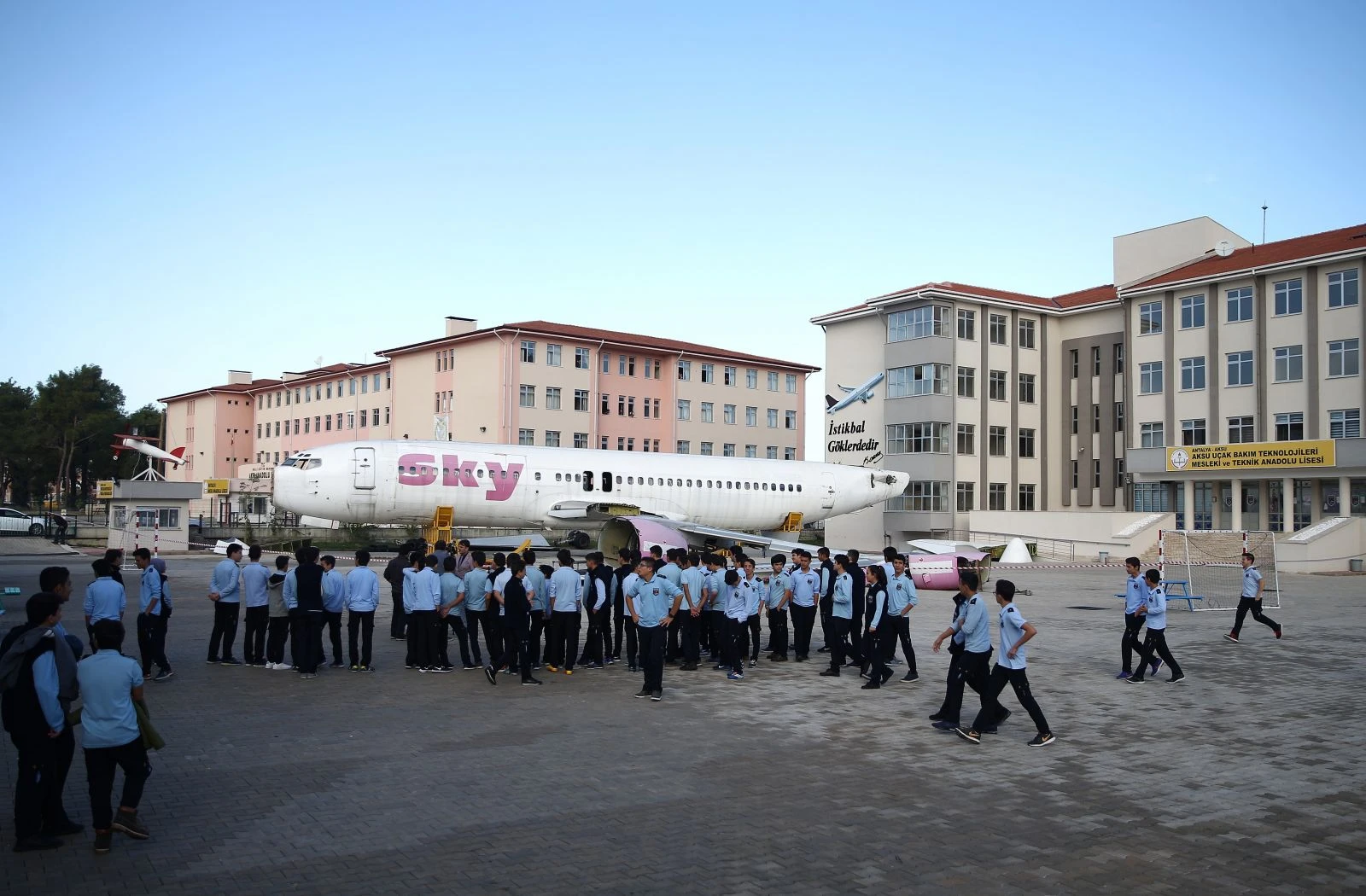 Okulun bahçesine yolcu uçağı koydular