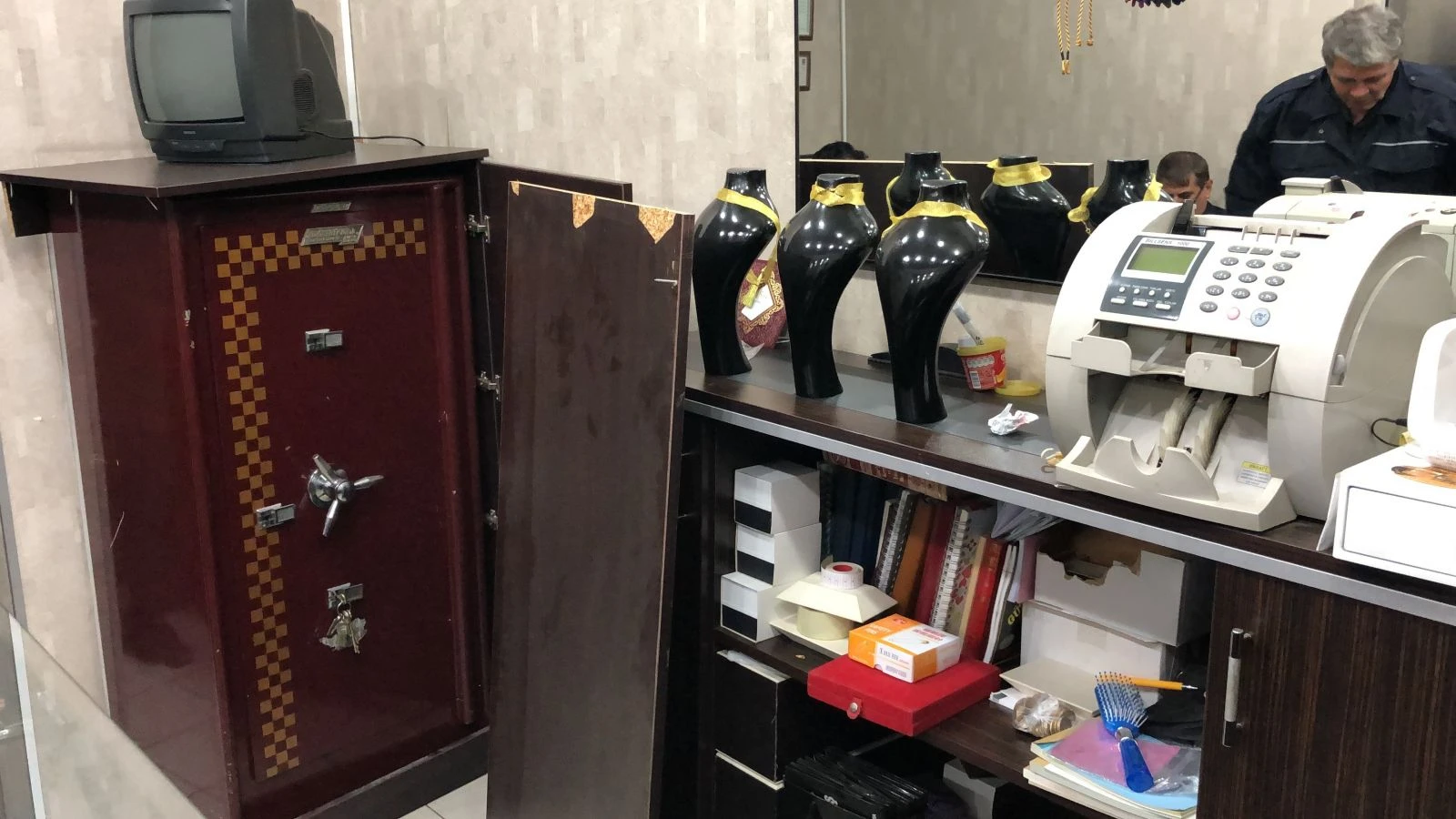 Kuyumcuya giren hırsızlar altın dolu kasayı açamadan kaçtı... O anlar kamerada