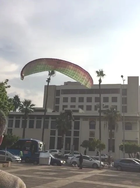 Paraşütçü böyle yere çakıldı