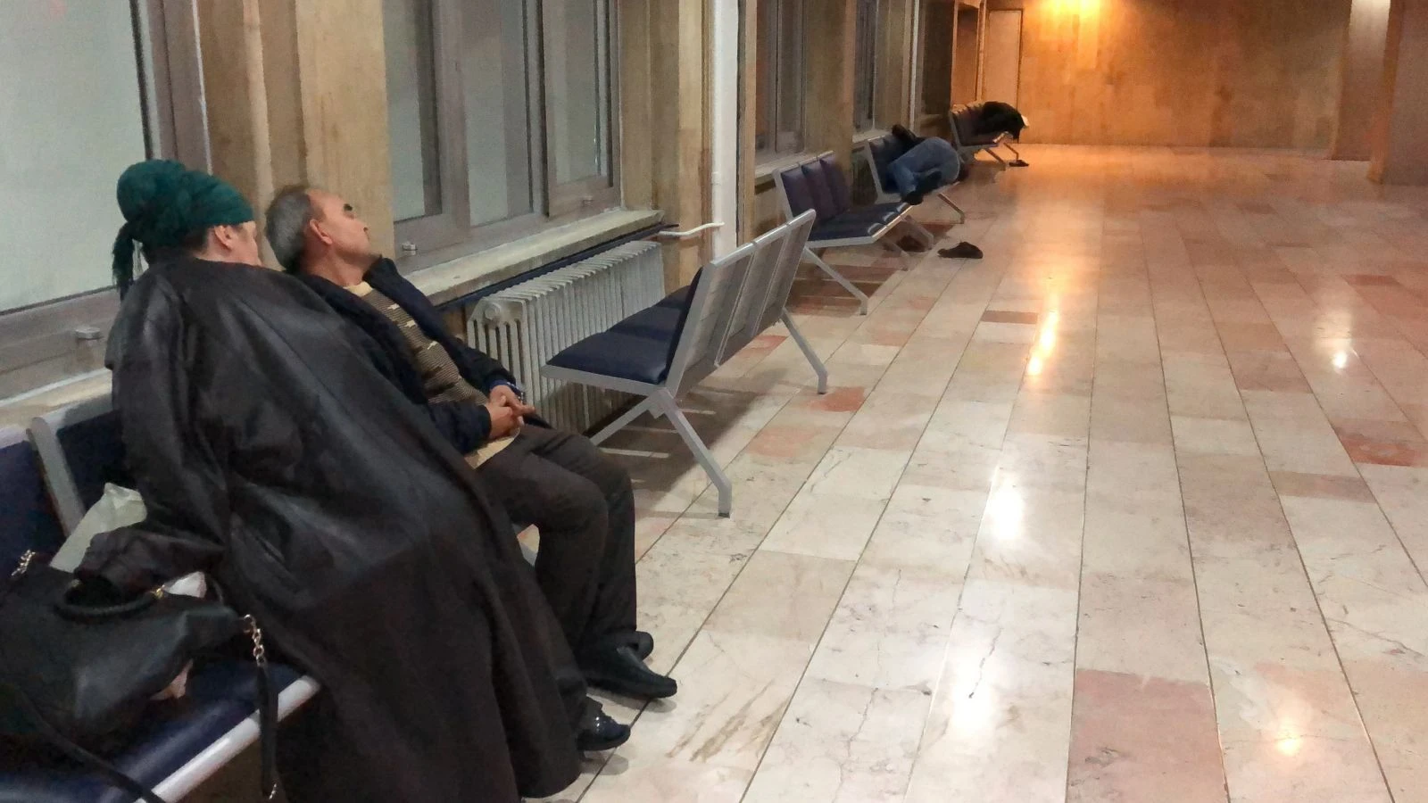 8 aylık hamile kadın ve eşi soğuktan korunmak için hastane koridorlarında yatıp kalkıyor