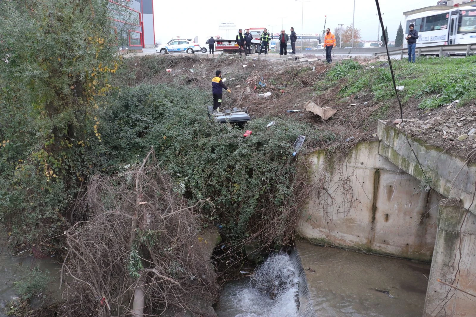 Yoldan çıkan otomobil ırmağa uçmaktan çalılıklar kurtardı
