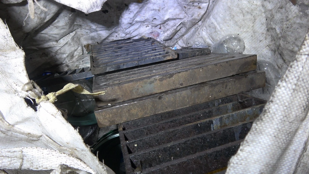 Kanalizasyon kapaklarını çalan hırsızı bekçiler yakaladı