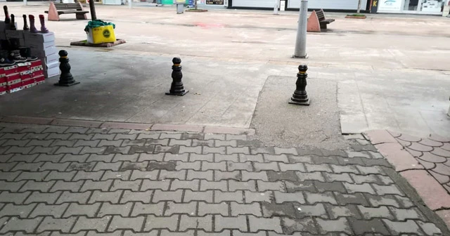 Bariyerleri ayaklarıyla parçalayıp otomobille çarşı içine girdiler