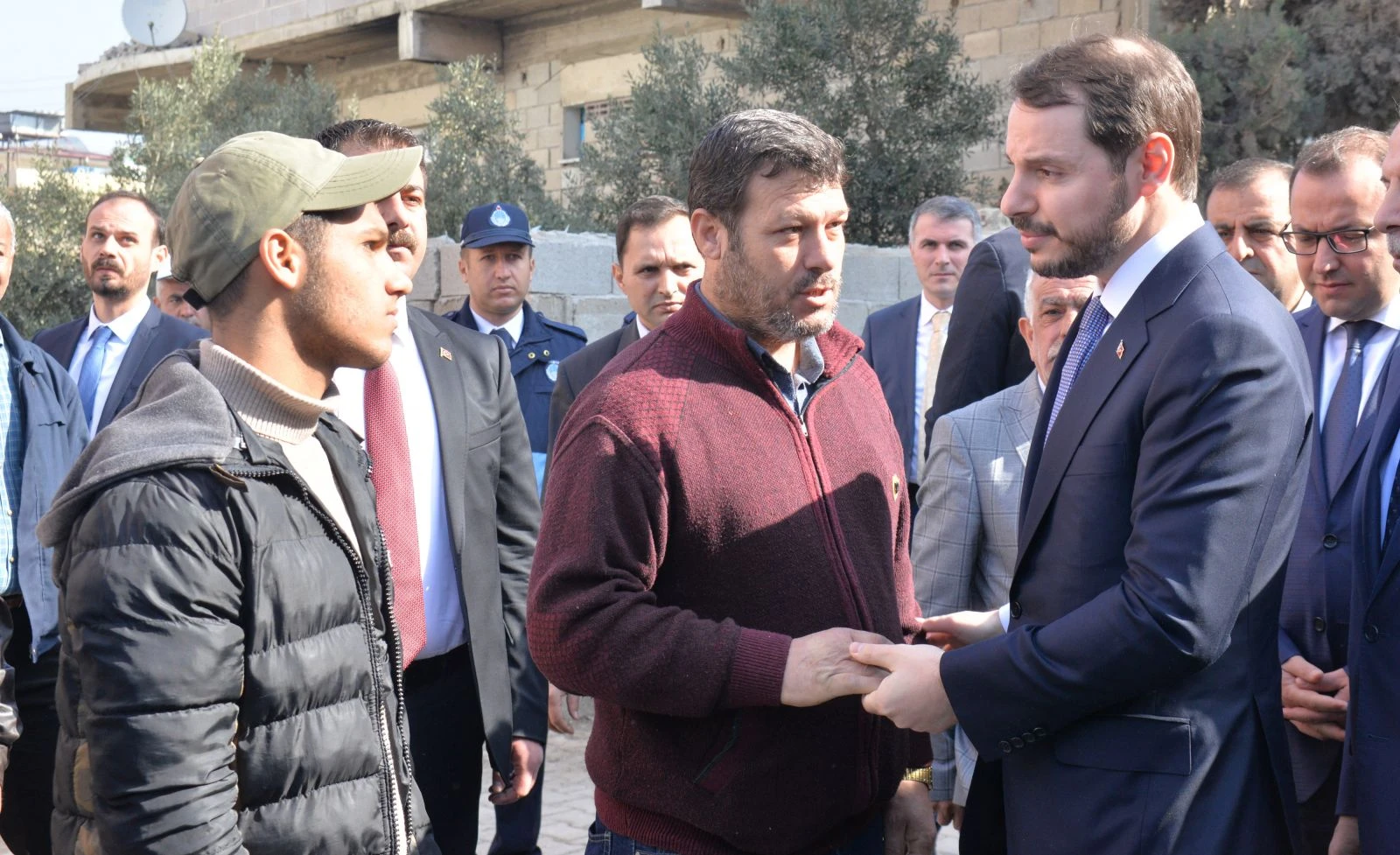 Bakan Albayrak, Reyhanlı'daki şehit ailelerini ziyaret etti