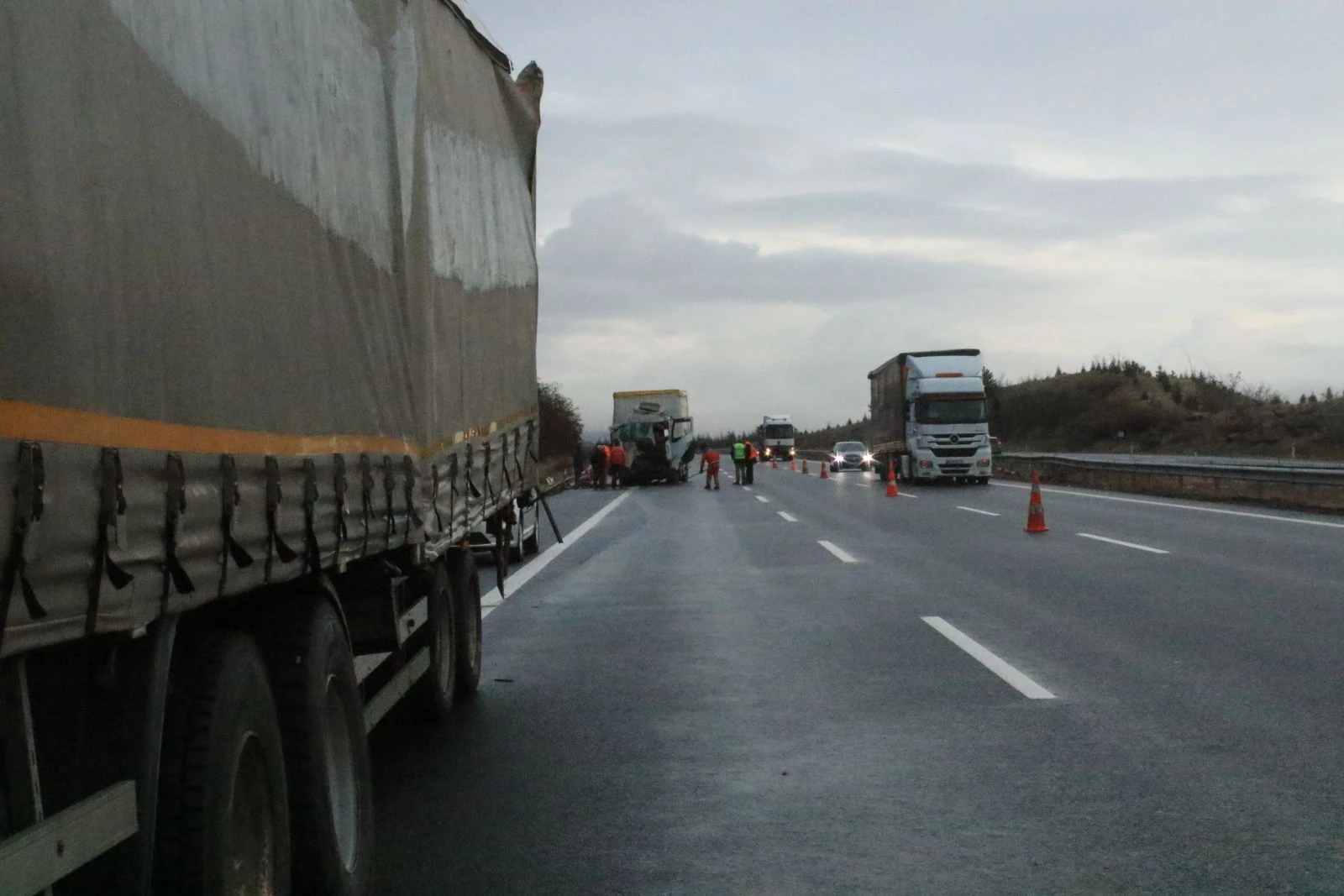 Başkent’te kamyon tır ile çarpıştı: 1 yaralı