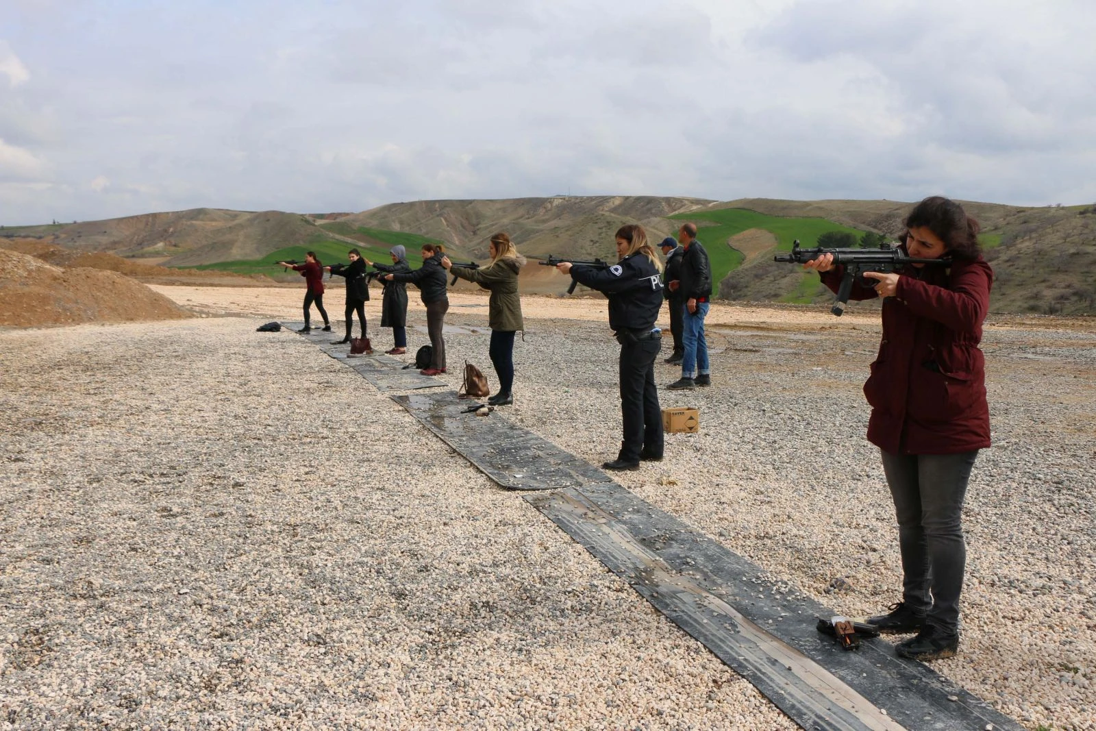Kadın polisler hedefi tam isabetle vuruyor