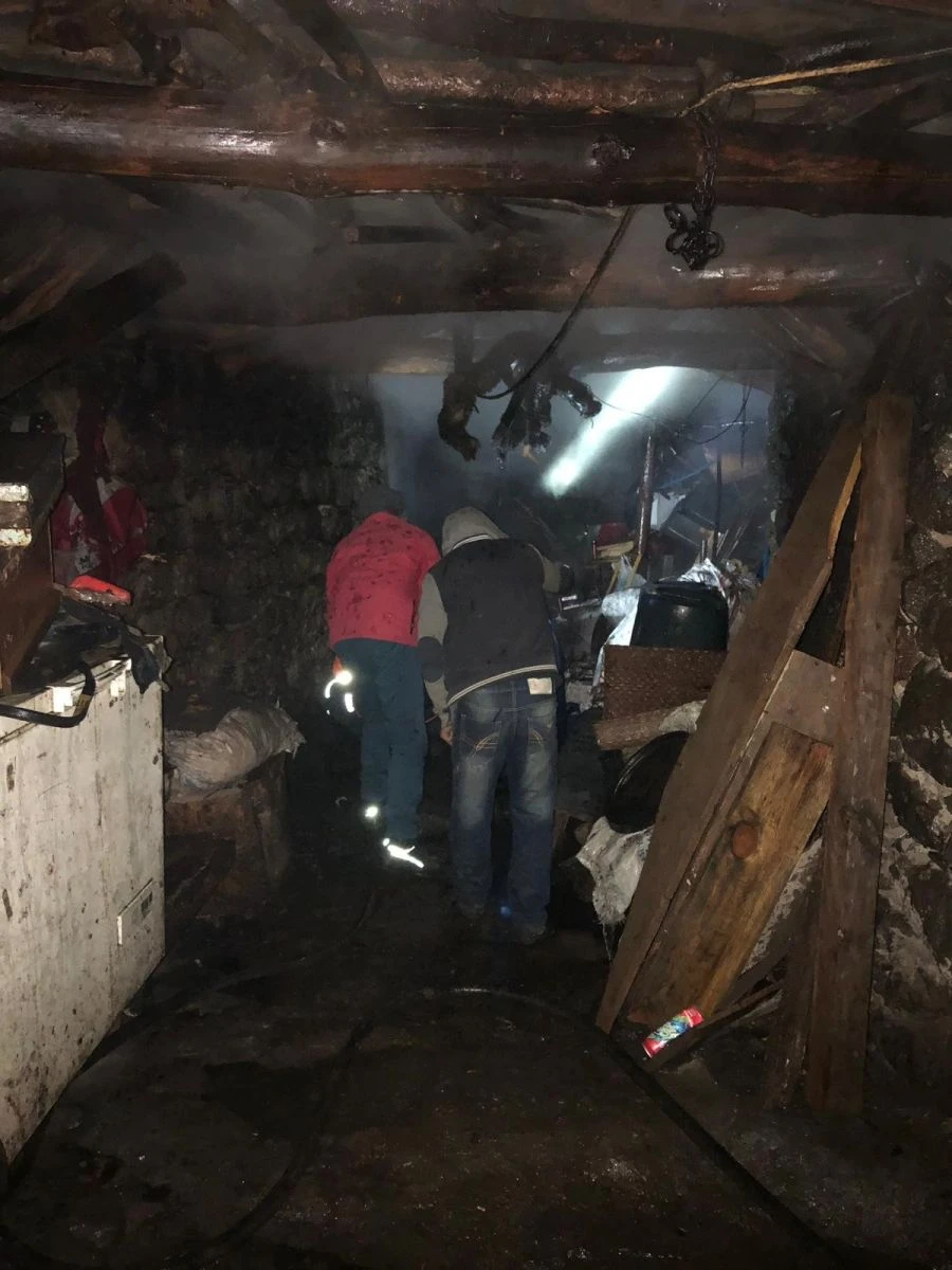 Yangında evleri küle döndü; kış ortasında 9 kişilik aile sokakta kaldı