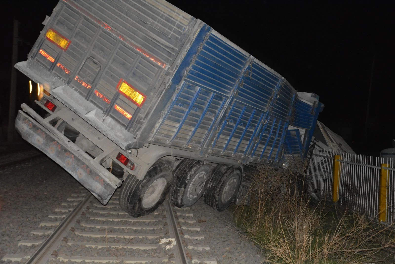 Tren hemzemin geçidinde tıra çarptı