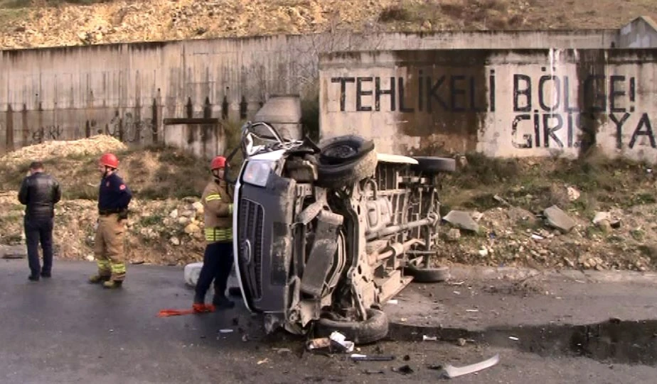 Gizli buzlanma olduğu iddia edilen yolda minibüs takla attı